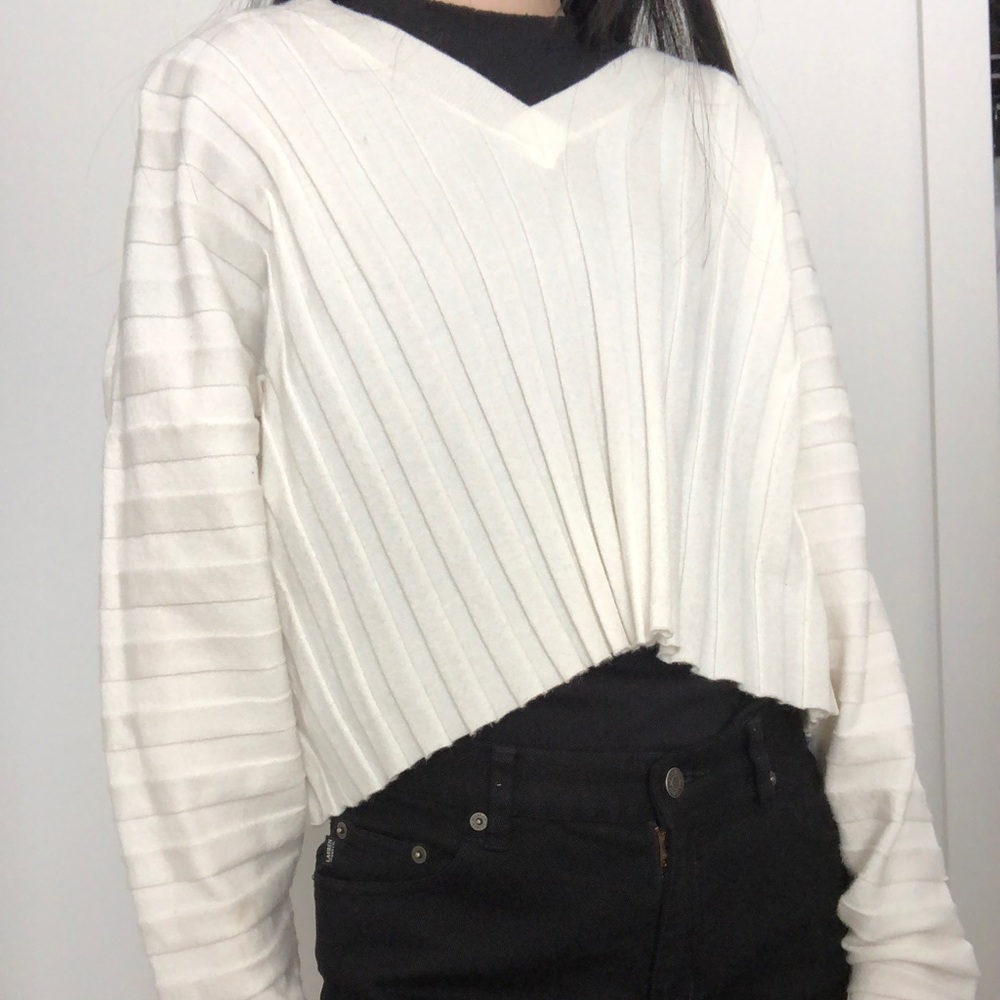 V-NECK WHITE SWEATER
